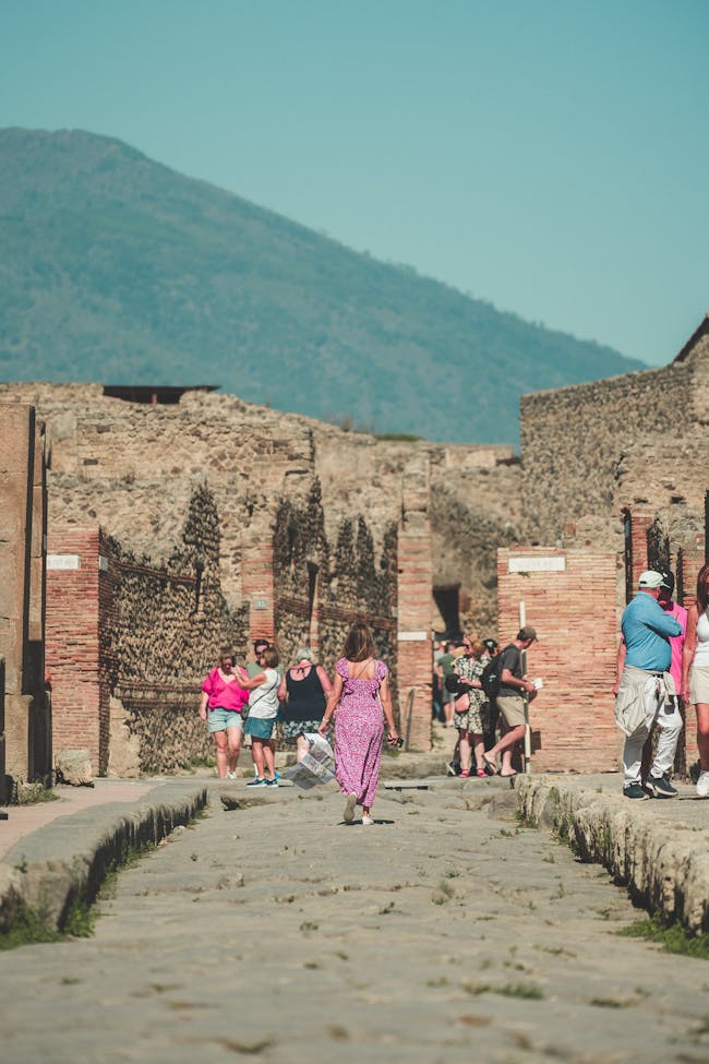 Zona arqueológica de Pompeya con visitantes recorriendo el recinto