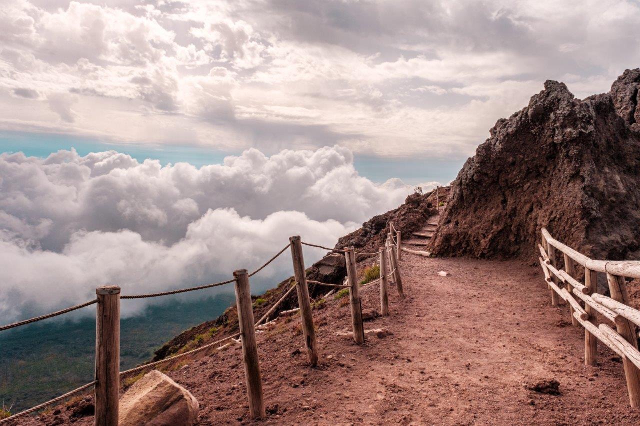 Viñedos y paisaje volcánico del Vesubio durante una excursión privada con cata de vinos