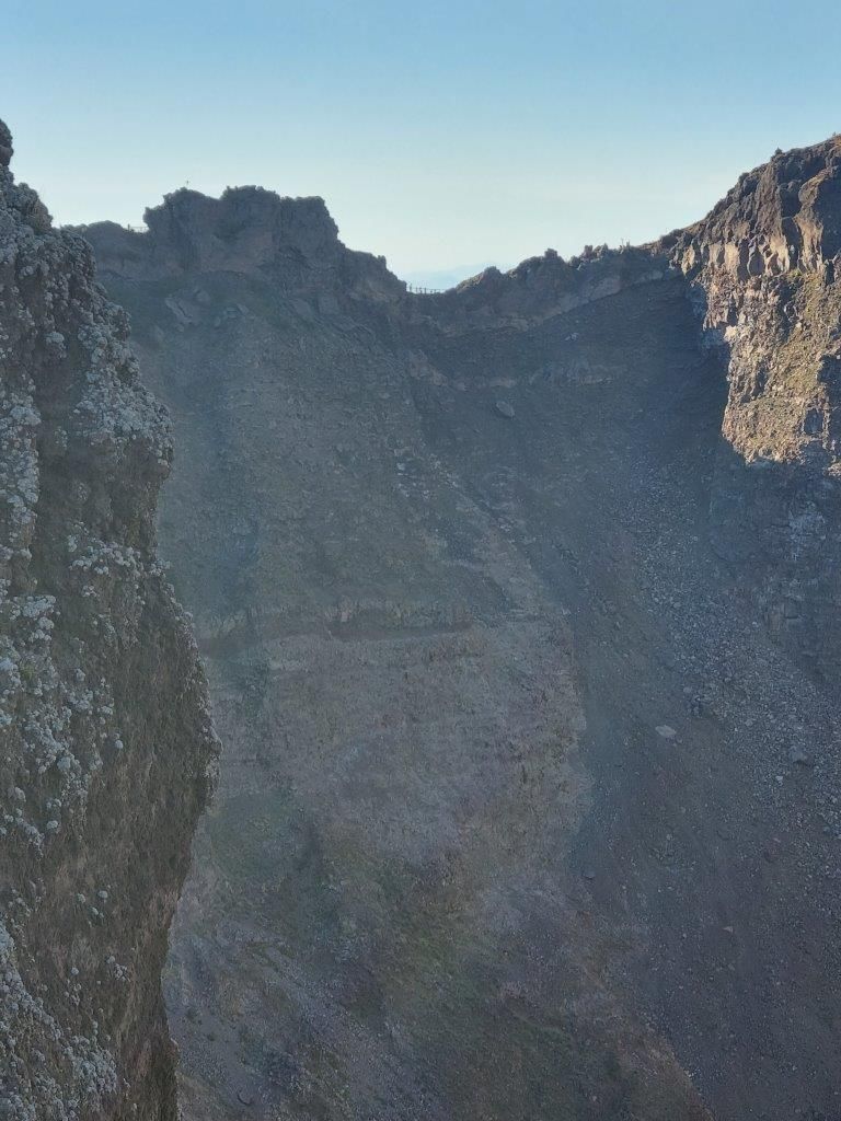 Ruta de senderismo hacia el cráter del Vesubio en el Parque Nacional