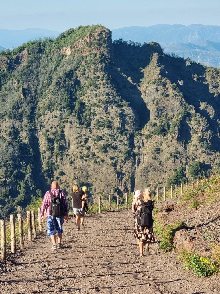 Vista del cráter del Vesubio desde el sendero que rodea el volcán